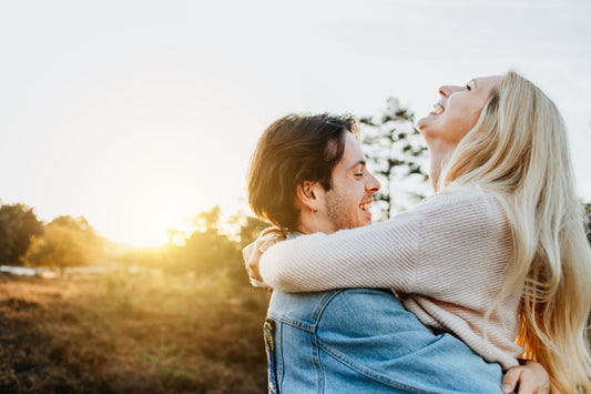 Puterea parfumurilor în relații: cum te conectează aromele?