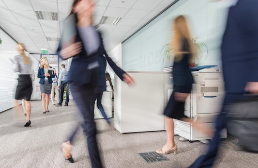 femei ocupata care lucreaza