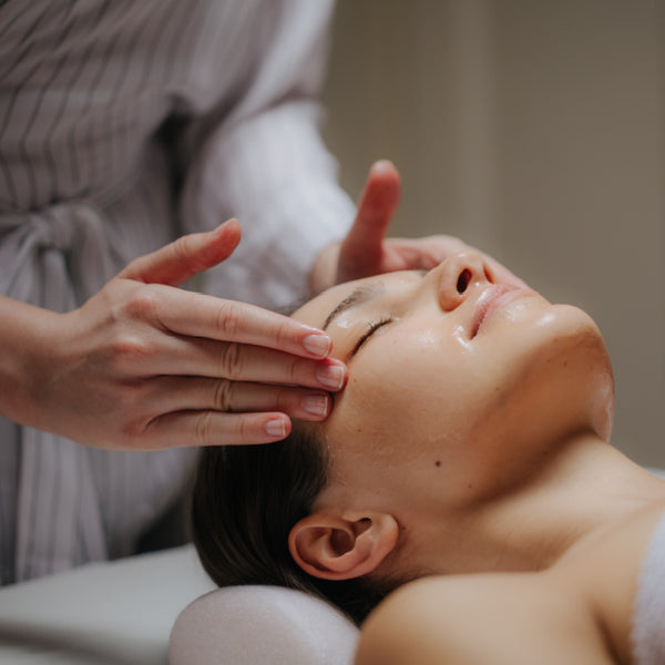 Revitalizes and refreshes the skin